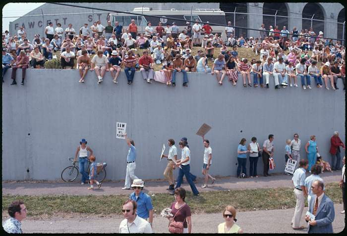 players-strike-1974-uaw-picketers-wi.jpg